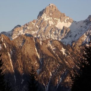 Zimba ze severozápadu ze sedla Parfienzsattel (1675 m), pohoří Rätikon, Alpy.