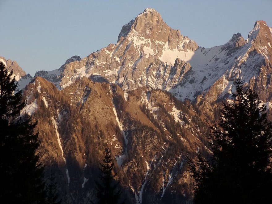 Zimba ze severozápadu ze sedla Parfienzsattel (1675 m), pohoří Rätikon, Alpy.