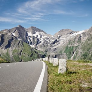 Grossglockner Hochalpenstrasse vede do samého nitra Vysokých Taur až k impozantnímu ledovci Pasterze pod patou majestátního Grossglockneru, nejvyšší hory celého Rakouska.