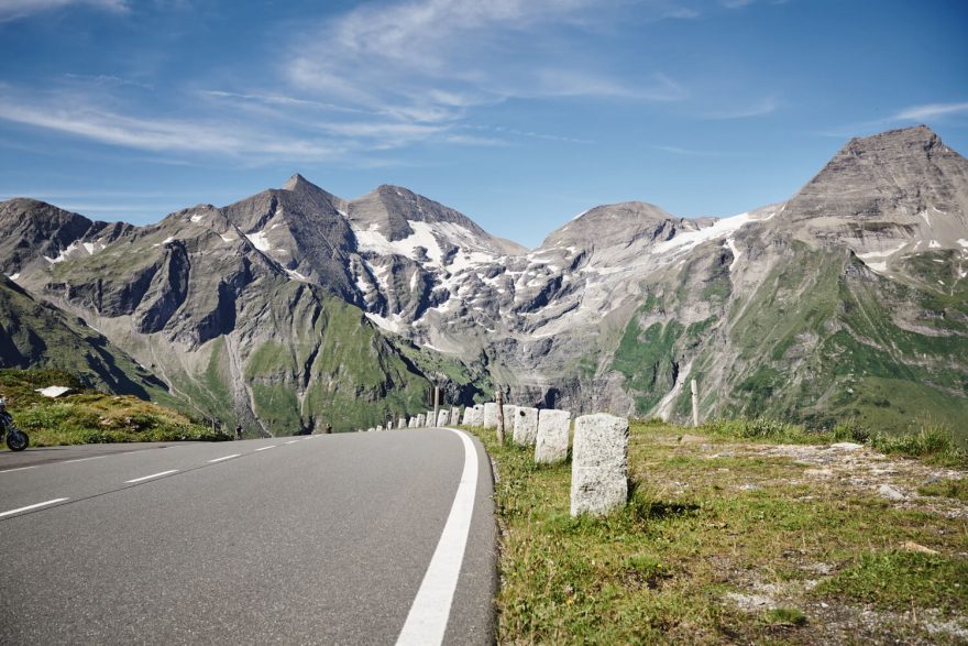 Grossglockner Hochalpenstrasse vede do samého nitra Vysokých Taur až k impozantnímu ledovci Pasterze pod patou majestátního Grossglockneru, nejvyšší hory celého Rakouska.