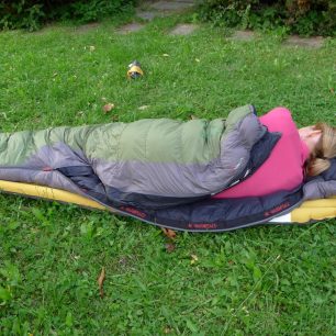 Karimatku můžete použít i na spaní pod širákem, jen je třeba si dávat pozor, na jaký povrch ji položíte.