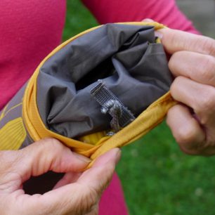 Obal je poměrně dost těsný, ale rychle přijdete na to, jak karimatku sbalit, aby se do něj vešla.