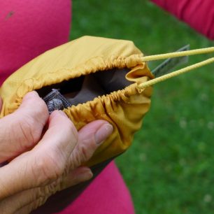 Obal se zavírá zdrohvadlem s olivkou.