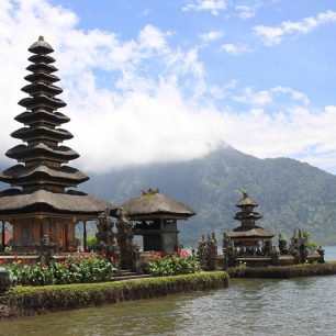 Pura Ulun Danu Buyan na jezeře Buyan, Bali.