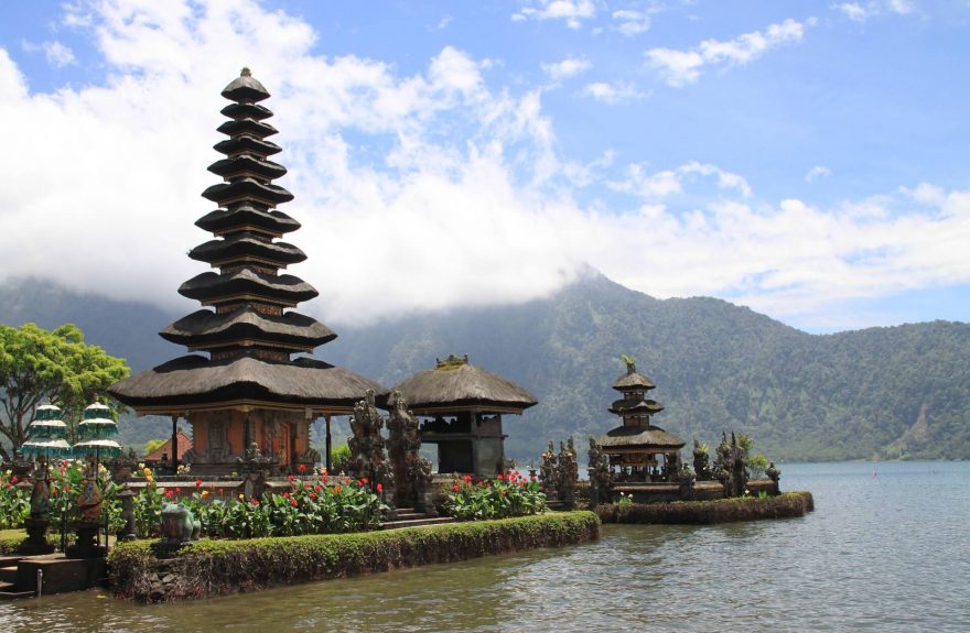 Pura Ulun Danu Buyan na jezeře Buyan, Bali.