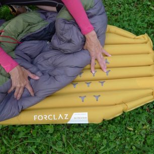 Protiskluzové prvky na povrchu karimatky zabraňují sklouzávání spacáku.