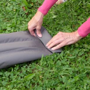 Sbalit karimatku do úhledného balíčku je otázka praxe - ale zvládnete to opravdu rychle.