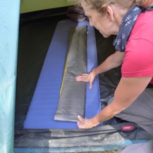 Také balení jde rychle - prostě jen podélně přeložit a srolovat, čímž se odstraní zbytek vzduchu.