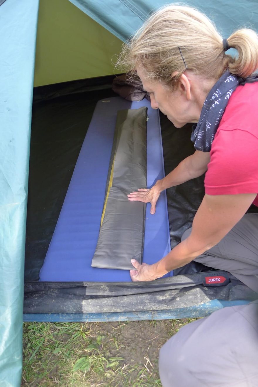 Také balení jde rychle - prostě jen podélně přeložit a srolovat, čímž se odstraní zbytek vzduchu.