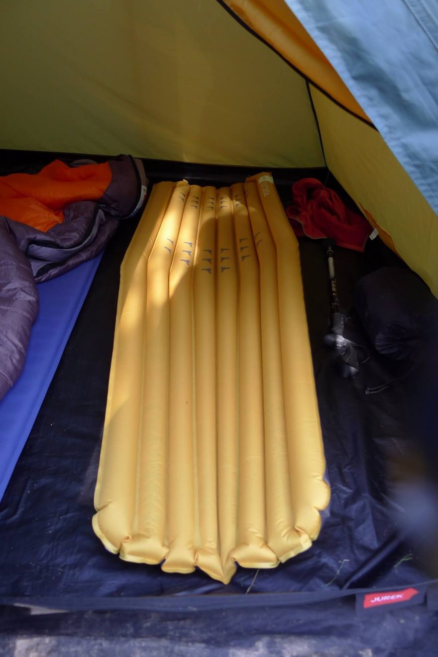 Ve stanu moc místa nezabere, přesto poskytne potřebné pohodlí.