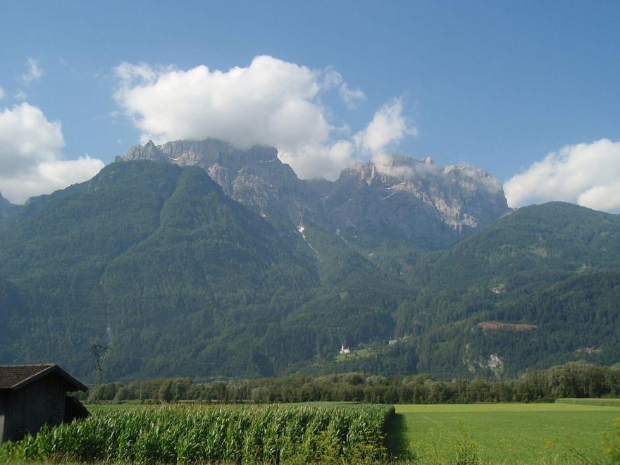 Grosse Laserzwand a hřeben Lienzských Dolomit, rakouské Alpy.