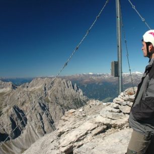 Na vrcholu Grosse Sandspitze, Lienzské Dolomity, rakouské Alpy.