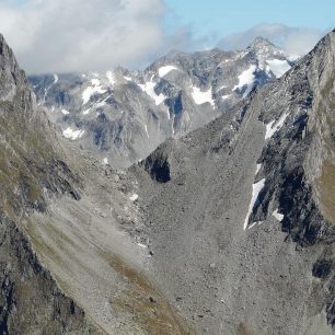 Pohled z Mörchnerscharte na sedlo Lapenscharte, Zillertalské Alpy