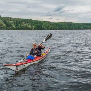 Kam v suchém létě na vodu? Zkuste české přehrady na kajaku!