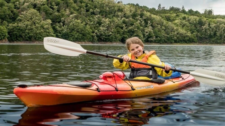 Turistické, jezerní či mořské kajaky jsou speciálně stavěné právě pro jízdu na klidné vodě a i člověk, který na vodě není úplný profík, je na nich schopný svižné plavby, u které se nenadře.