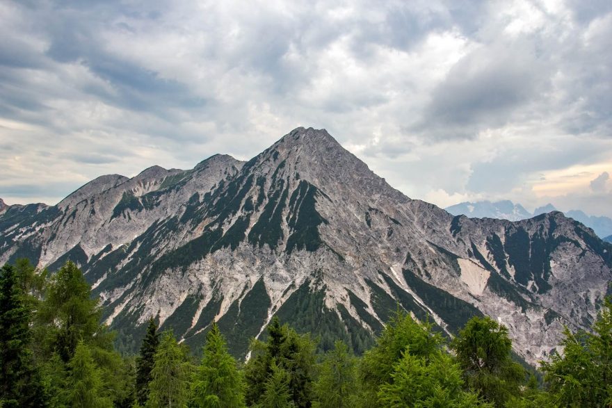 Dvoutisícový vrchol Mittagskogel leží v pohoří Karavanky na hranici Rakouska a Itálie.