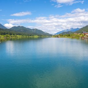 Jezero Weissensee v Korutanech.