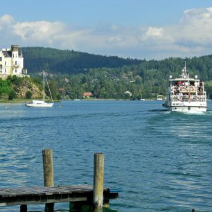 Renesanční vily u jezera Wörthersee.