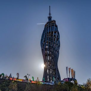 Rozhledna Pyramidenkogel nad jezerem Wörthersee, Korutany.