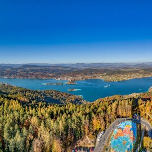 Výhledy na jezero Wörthersee z rozhledny Pyramidenkogel.