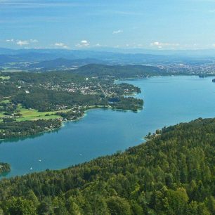 Výhledy na jezero Wörthersee z rozhledny Pyramidenkogel.