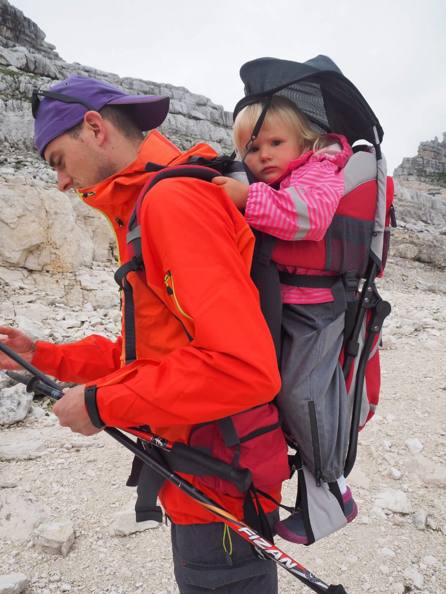 Zavěšení nohou do třmenů zvyšuje komfort - Dromader Koala