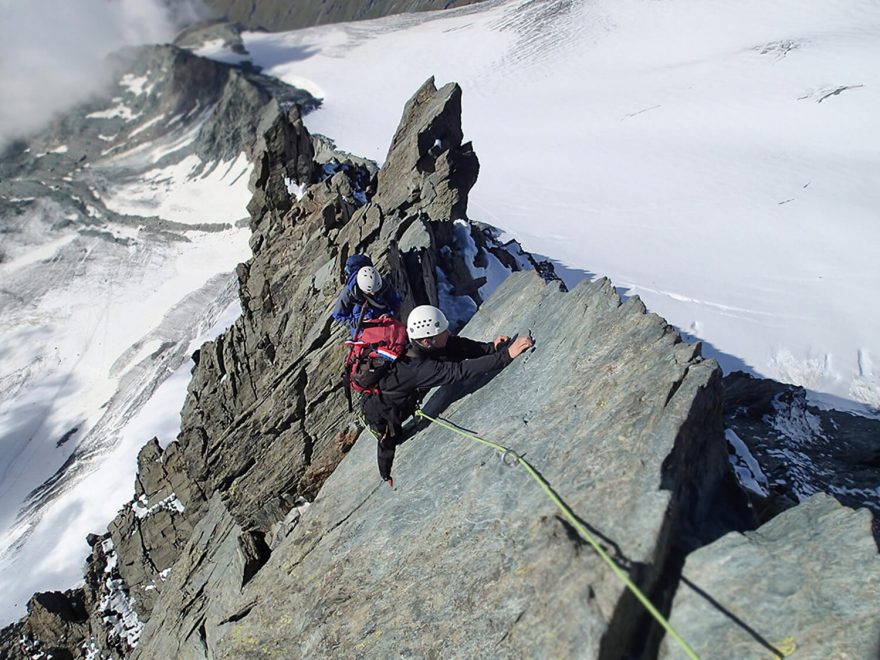 Obávaná plotna na hřebeni Stüdlgrat je za sucha hračkou, Grossglockner, Rakousko, Alpy