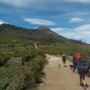 Pozvolná široká cesta s výhledem na vrchol dominuje prvním kilometrům, výstup na Tajumulco, nejvyšší vrchol Guatemaly.