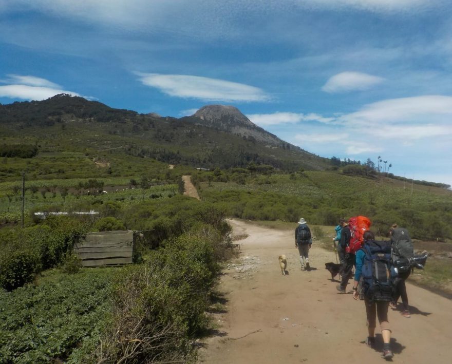 Pozvolná široká cesta s výhledem na vrchol dominuje prvním kilometrům, výstup na Tajumulco, nejvyšší vrchol Guatemaly.