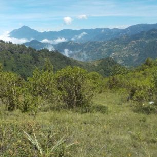 Se zvyšující se nadmořskou výškou se odkrývají další a další scenérie z pohoří Sierra Madre de Chiapas. Výstup na Tajumulco, nejvyšší vrchol Guatemaly.