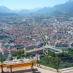 Výhled na Grenoble z vrcholu Bastille