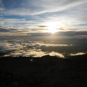Východ slunce na vrcholu Tajumulco, nejvyšším vrcholu Guatemaly.