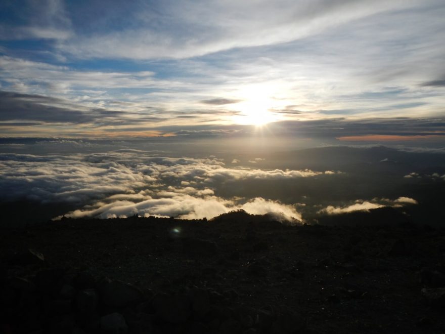 Východ slunce na vrcholu Tajumulco, nejvyšším vrcholu Guatemaly.