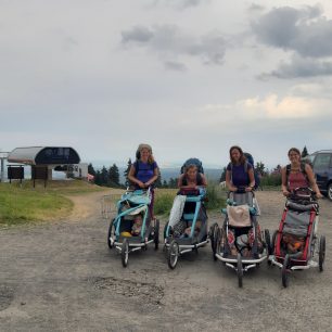 Vrcholovka z Klínovce: 4 holky, roční dítka, velké batohy, plně naložené vozíky a 5 dní na vandru po západní části Krušných hor.