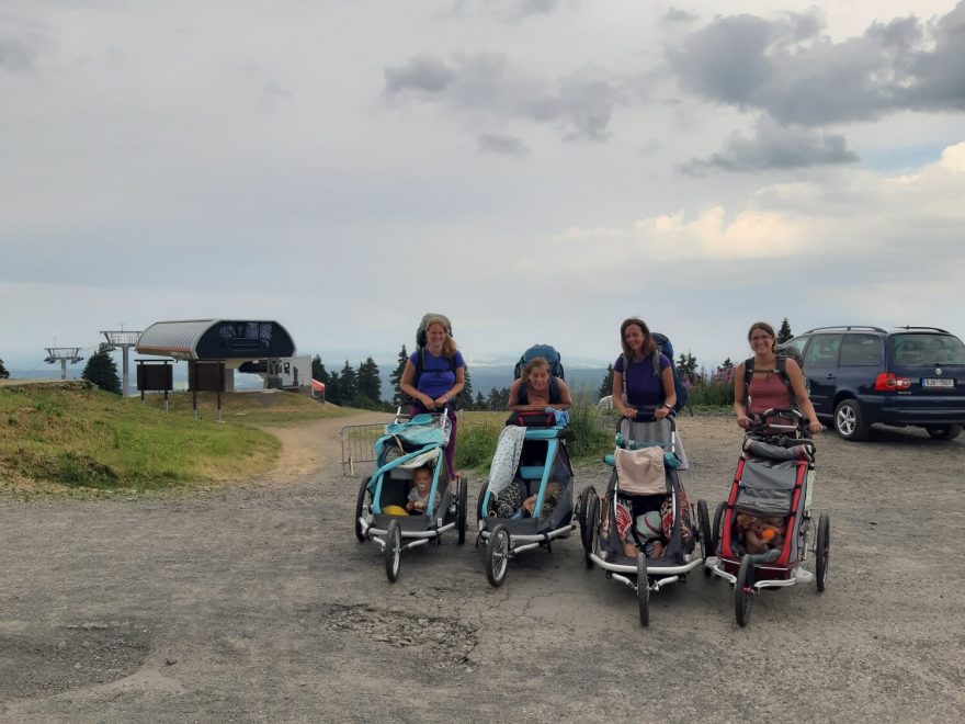 4 holky, roční dítka, velké batohy, plně naložené vozíky a 5 dní na vandru po západní části Krušných hor.