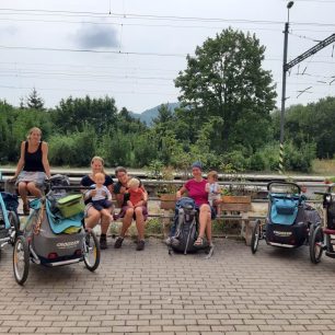 Nádraží v KLášterci n. Ohří - závěr výpravy. 4 holky, roční dítka, velké batohy, plně naložené vozíky a 5 dní na vandru po západní části Krušných hor.