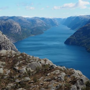 Preikestolen se tyčí nad Lysefjordem, Norsko