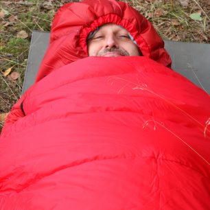 Otvor spacáku lze stáhnout opravdu na těsno, navíc unikání tepla brání i všitý límec 2