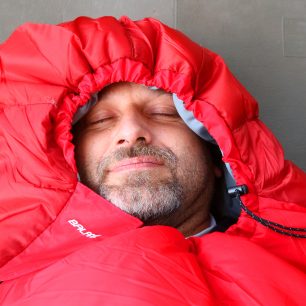 Otvor spacáku lze stáhnout opravdu na těsno, navíc unikání tepla brání i všitý límec