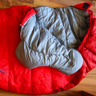 Při nízkých teplotách přijde vhod i dobrá vychytávka- anatomický límec kolem celého krku, který brání na jednu stranu úniku tepla ze spacáku, a na druhou i vniknut