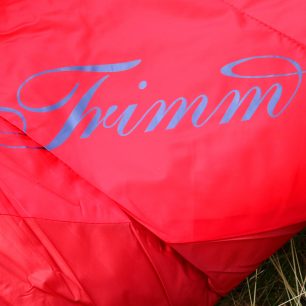 Spacák TRIMM Balance má kvalitně vyvedený sebemenší detail, vnější strana je navíc ušita z voděodpudivého materiálu Nylon DWR