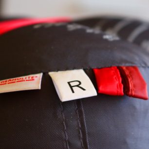 Spacák TRIMM Balance se vyrábí ve čtxřech barevných variantách, zde s převládající červenou