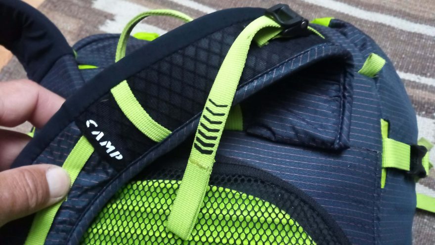 Balanční popruh, který zároveň slouží jako stahování obsahu batohu CAMP M45