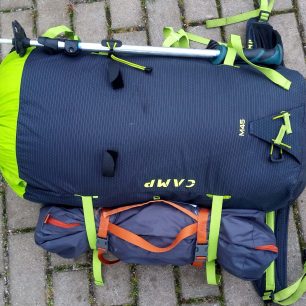 Délka bočních kompresních popruhů je dostatečná i pro fixaci stanu nebo karimatky - CAMP M45