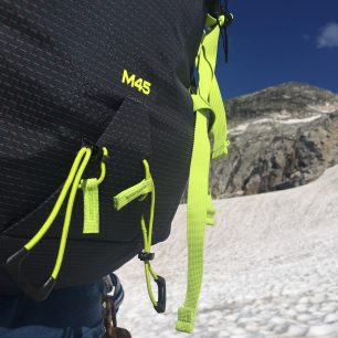 Detail fixace cepínu na batoh Camp M45