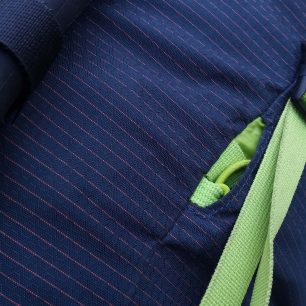 Detail otvoru na zastrčení držáku teleskopickcýh holí a bočního kompresního popruhu - CAMP M45