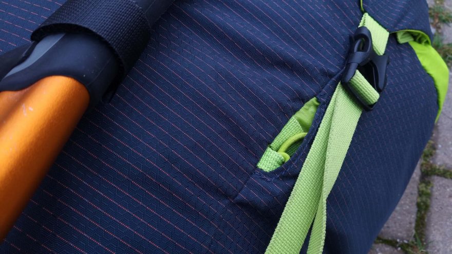 Detail otvoru na zastrčení držáku teleskopickcýh holí a bočního kompresního popruhu - CAMP M45