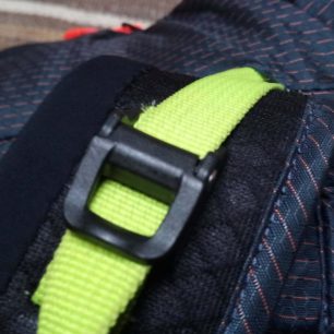 Detail spony balančních popruhů batohu CAMP M45