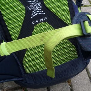 Dotahování bederáku je směrem od sebe dvojicí popruhů - CAMP M45