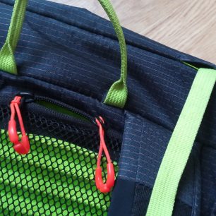 Dvě možnosti na vyvedení hadičky hydrovaku - zadním vstupem nebo otvorem pro balanční popruh - CAMP M45